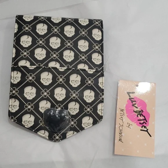 Betsey Johnson black white skull print heart shaped‎ closure lock trifold wallet - Picture 2 of 12